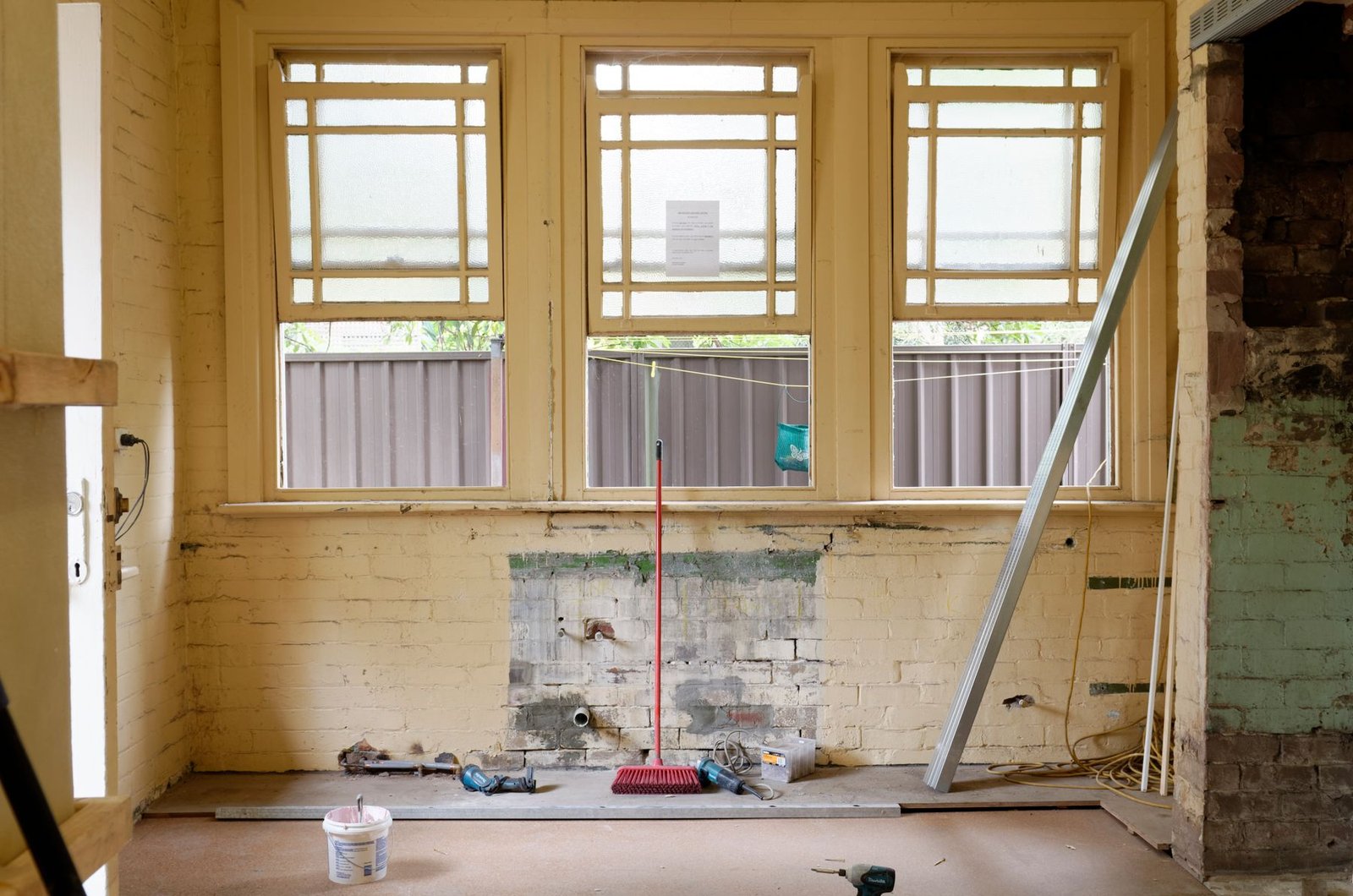 Interior de locuință aflat în renovare cu materiale și scule pregătite